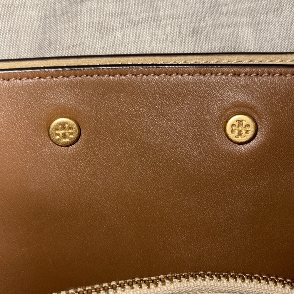 Elegant Tan Leather Handbag - Picture 6 of 11